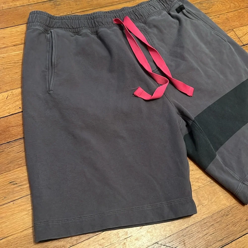 Lululemon Men’s Rise Shorts in Soot Light Grey, size L/XL